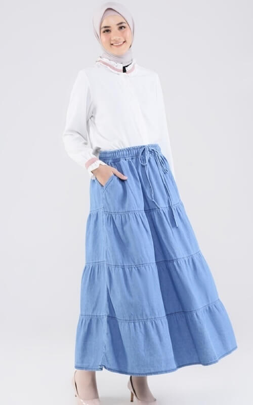 Rok Denim Dengan Aksen Detail Bertingkat dan Kemeja Kerah Korea