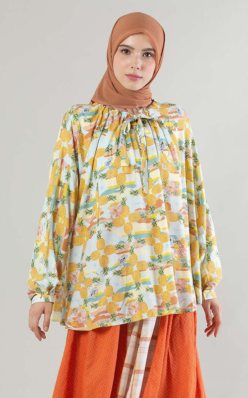Blus Cerah dengan Aksen Tali Serut di Bagian Kerah