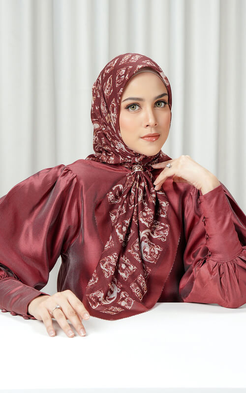 Hijab Segi Empat Maroon Motif