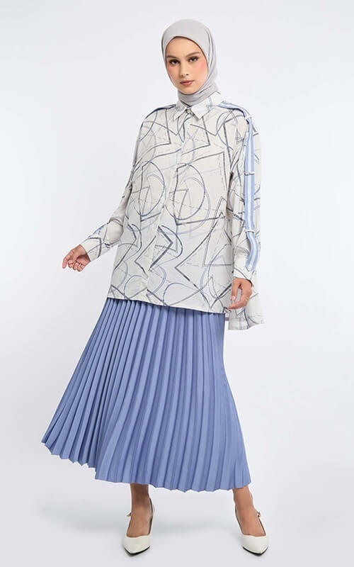 Kemeja Putih Motif Abstrak dan Rok Plisket Warna Biru Laut
