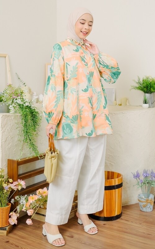 Blouse Motif Tropis dan Celana Putih
