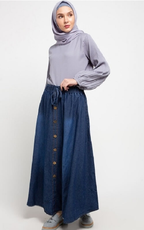 Rok Denim Aksen Kancing dan Baju Dengan Detail Kerutan di Lengan