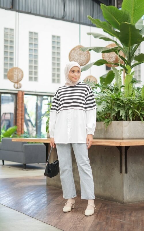 Outfit Stripe dan Denim Pants