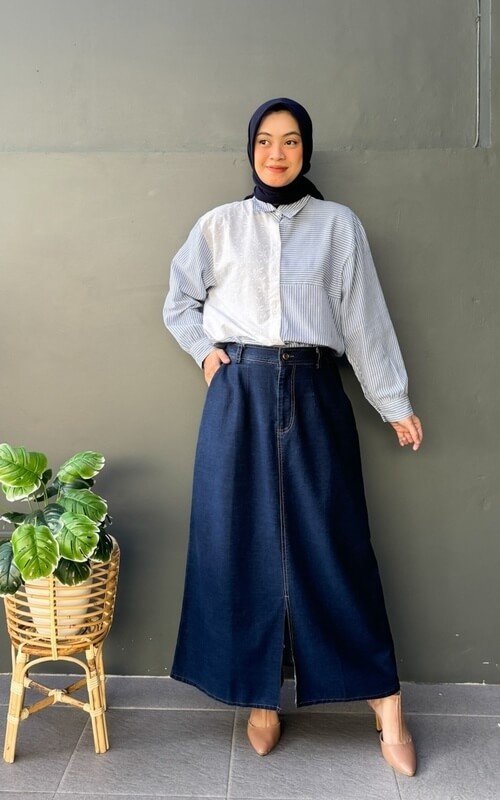 Rok Denim Dengan Belahan dan Kemeja Garis-garis