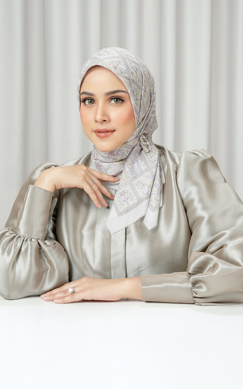 Hijab Segi Empat Abu-abu Motif Elegan