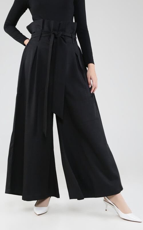 Kulot dengan Potongan Lebar dan Aksen Tali Bagian Perut