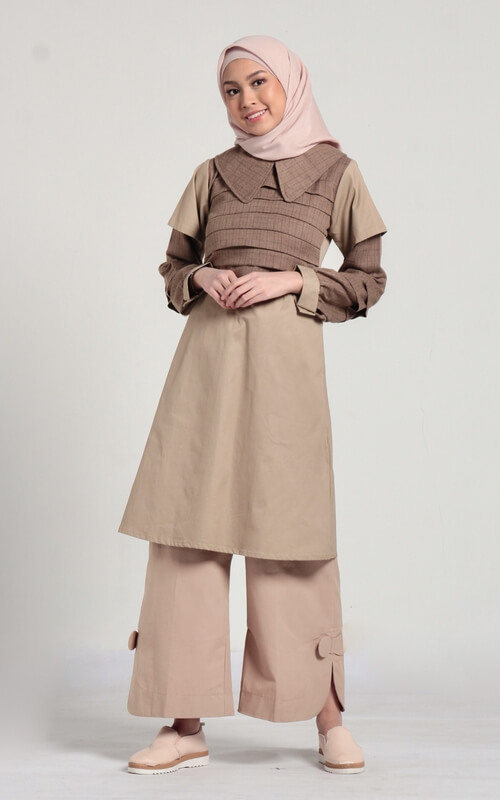 Tunik Coklat Kerah Lebar yang Fashionable