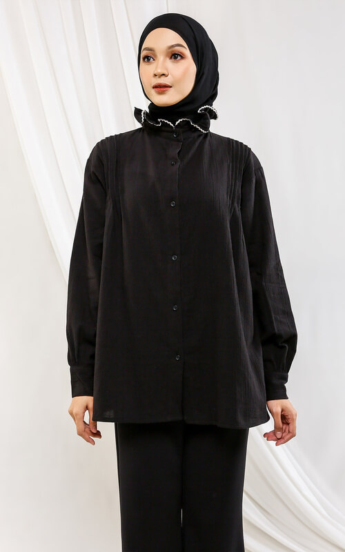 Blus Hitam Dengan Kerah Ruffle Renda