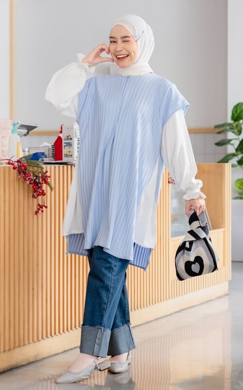 Hijab Pashmina Putih dan Outer Kaos Biru