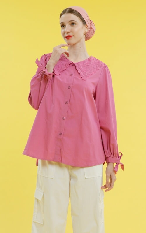 Blus Pink dengan Kerah Renda