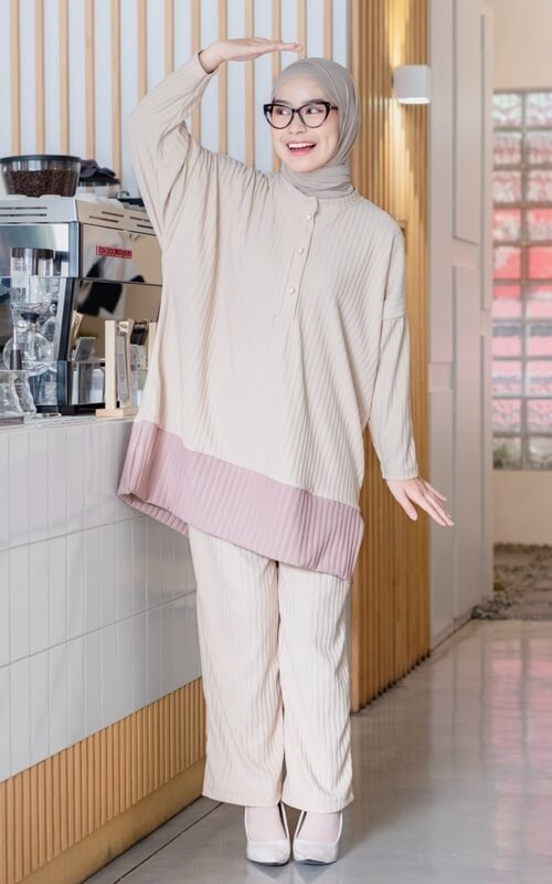 Pashmina Nude dan Kaos Oversize