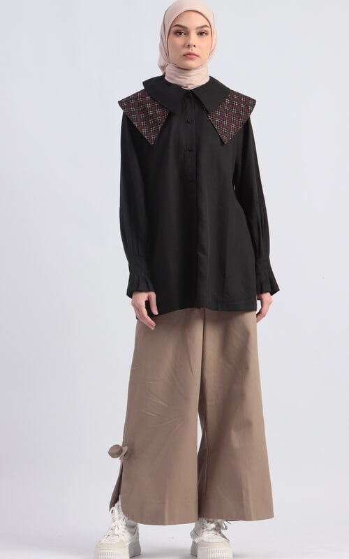Blus Hitam Dengan Kerah Pola Unik