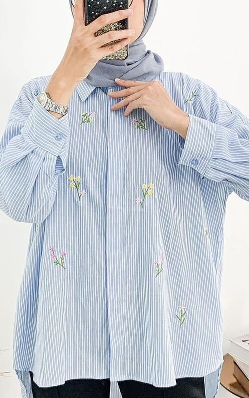 Baju Garis-garis Vertikal Warna Biru Dengan Bordir Bunga Kecil