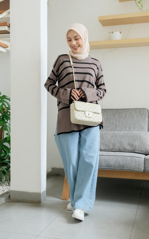 Sweater Oversize Motif Garis