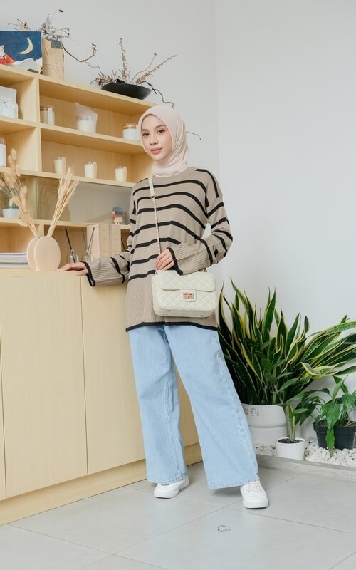 Kaos Garis-garis dan Jilbab Nude