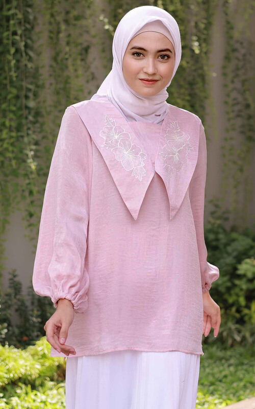 Blus dengan Kerah Lebar Motif Bunga Embos
