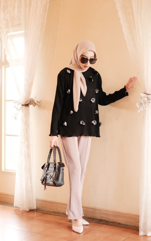 Model Blus Hitam Aksen Bunga-bunga Kecil