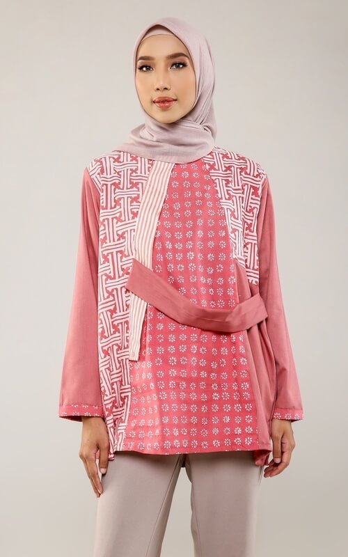 Blus Motif Kombinasi Geometris, Garis-garis, dan Bunga