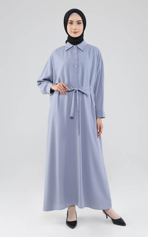Dress Warna Biru dengan Aksen Kancing dan Tali di Pinggang