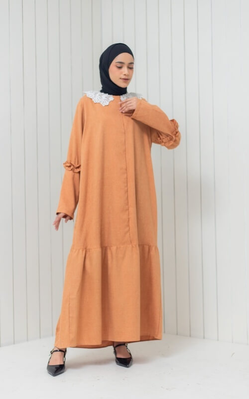 Dress Warna Orange Dengan Kerah Renda Putih