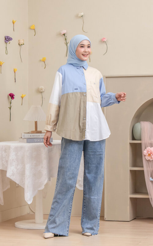 Jilbab Biru dan Kemeja Warna-warni