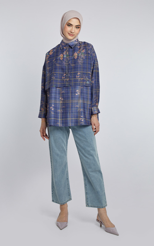 Kemeja Satin Motif Kotak-Kotak Berwarna Biru dan Celana Jeans
