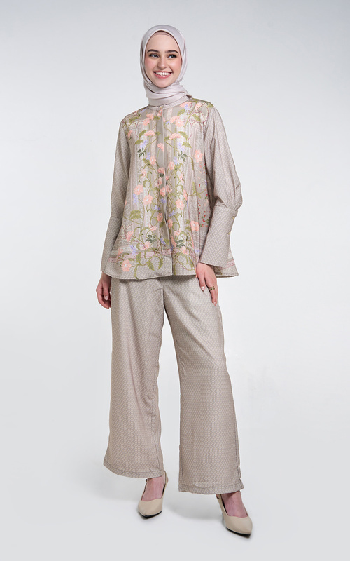 Kemeja Motif Floral Warna Pastel Dengan Celana Panjang Krem Potongan Lebar