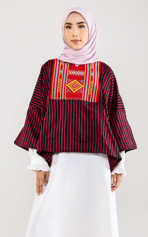 Blus Merah Motif Etnik dan Bawahan Putih