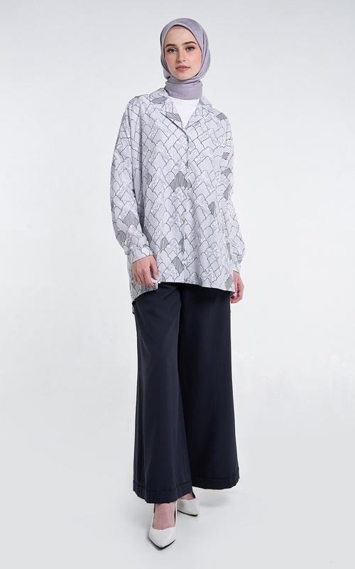 Kemeja Abu Potongan Geometris Dengan Celana Panjang Longgar
