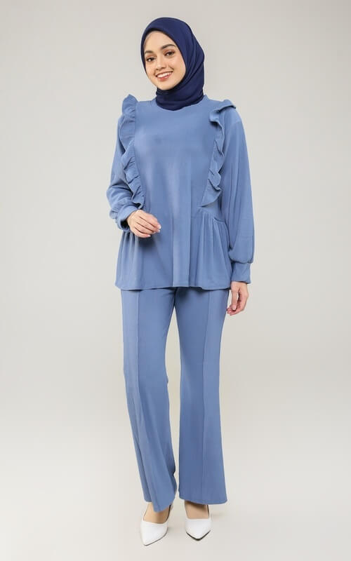 Setelan Warna Biru Dengan Nuansa Ruffle Elegance