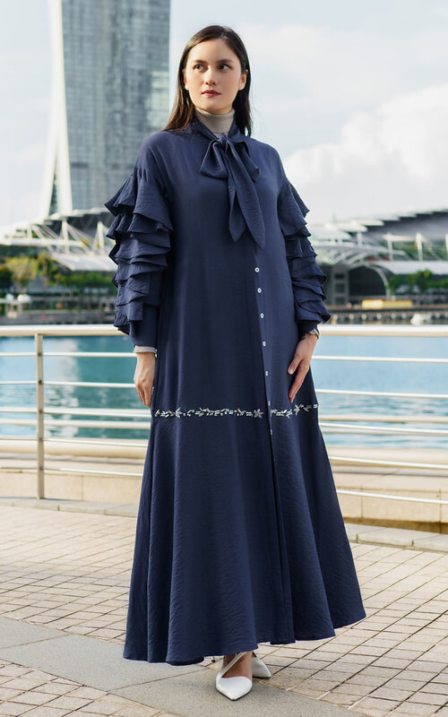 Dress Panjang Navy dengan Detail Ruffle