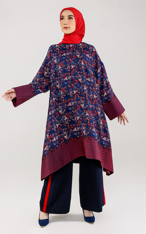 Tunik Motif Bunga Flowy Dengan Celana Kulot Navy Bergaris Merah