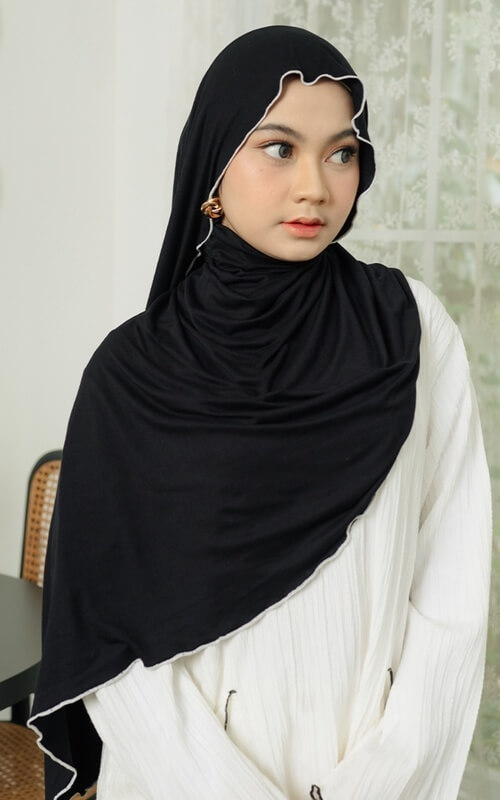 Pashmina Hitam Bergelombang dengan Aksen Garis Putih