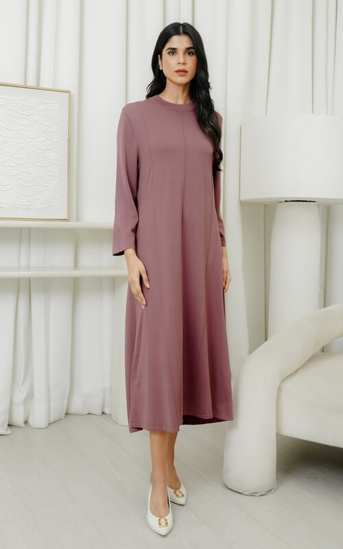 Dress Panjang Plum dengan Potongan Sederhana