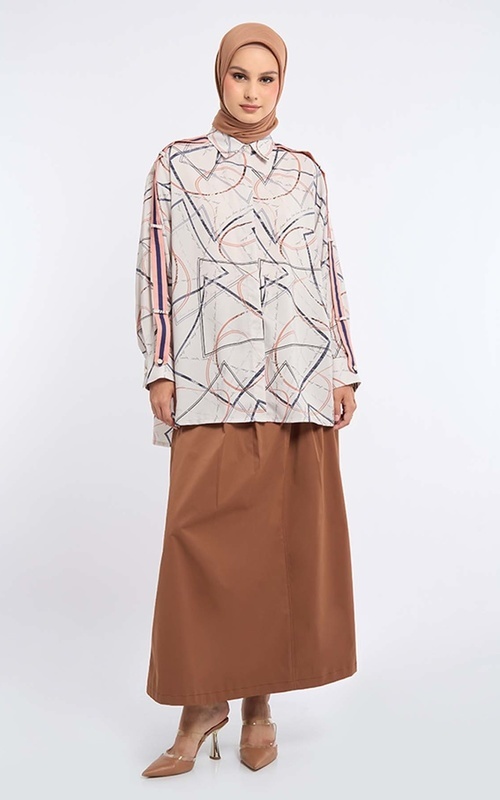 Kemeja Dengan Motif Abstrak Berwarna Pastel dan Rok Panjang Coklat