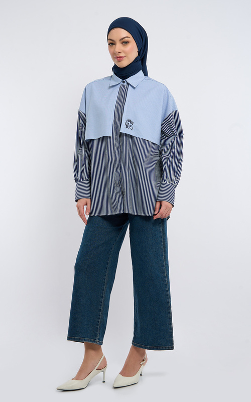 Kemeja Kombinasi Warna Biru dan Putih Serta Motif Garis-Garis Dengan Celana Jeans