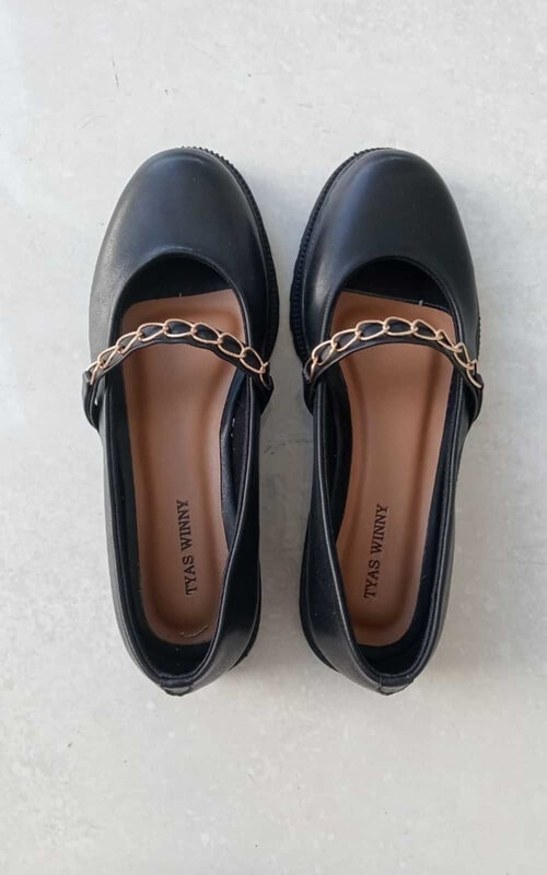 Flat Shoes Hitam dengan Aksen Rantai Emas