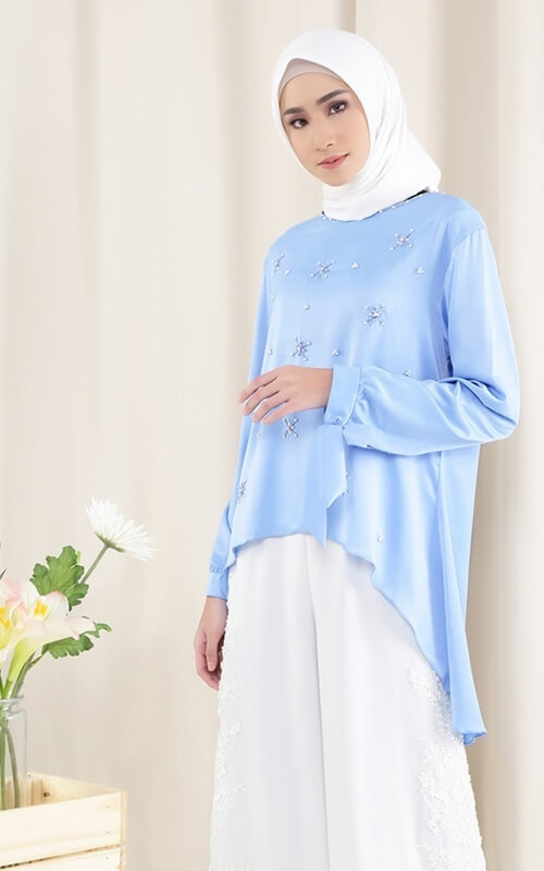 Blouse Biru Pastel dengan Bordiran Bunga Kecil