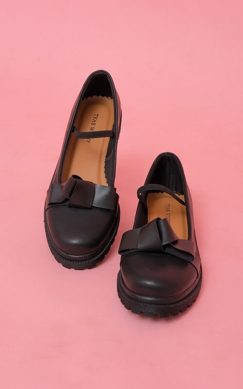 Flat Shoes dengan Aksen Pita