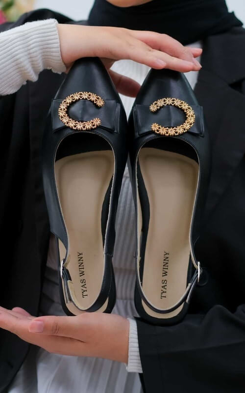 Pump Shoes dengan Ornamen Huruf “C” Emas