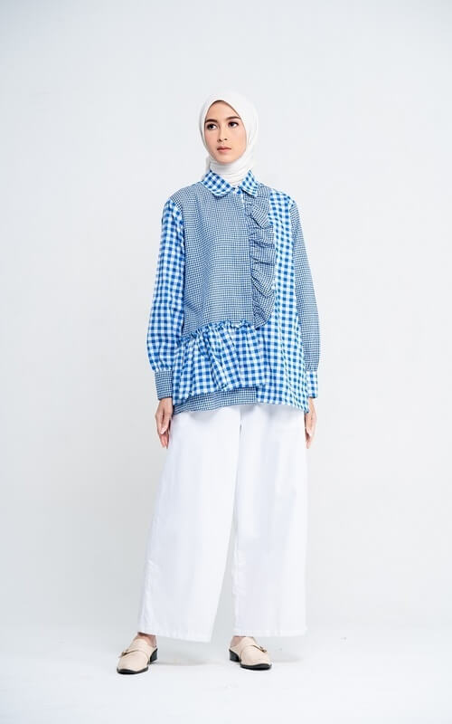 Blouse Biru Motif Kotak dengan Detail Ruffle