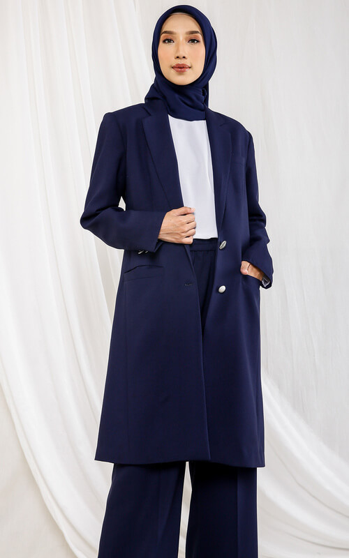 Blazer Navy Panjang dengan Gaya Modis