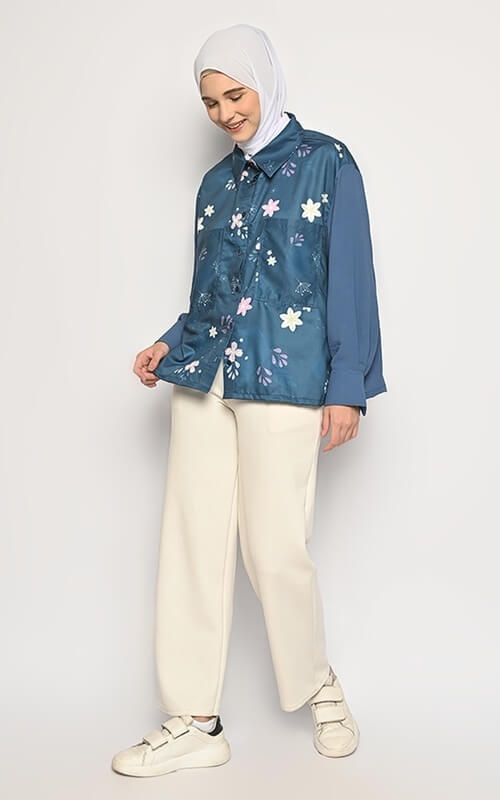 Blouse Biru dengan Motif Bunga Applique