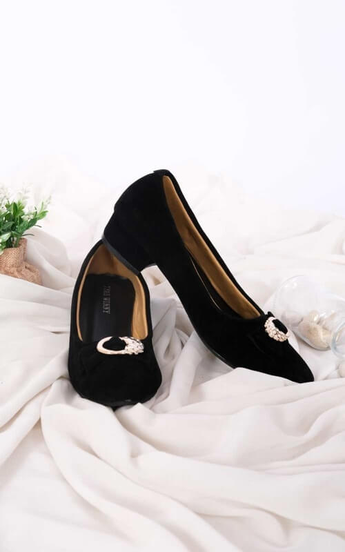 Velvet Flat Shoes dengan Ornamen Permata