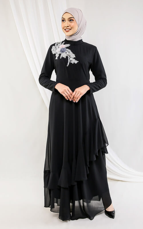 Dress Hitam Layer Samping dengan Bordir Bunga