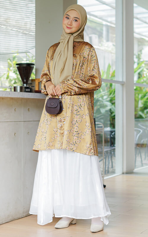 Tunik Emas Motif Floral dengan Rok Putih Layered
