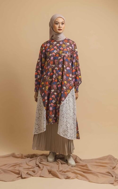 Tunik Floral dengan Rok Lipit Beige