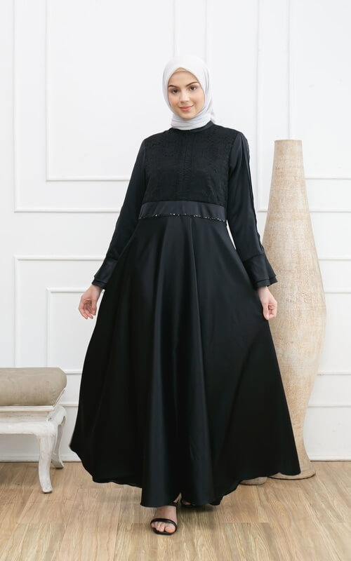 Dress Hitam Minimalis dengan Aksen Sabuk di Pinggang