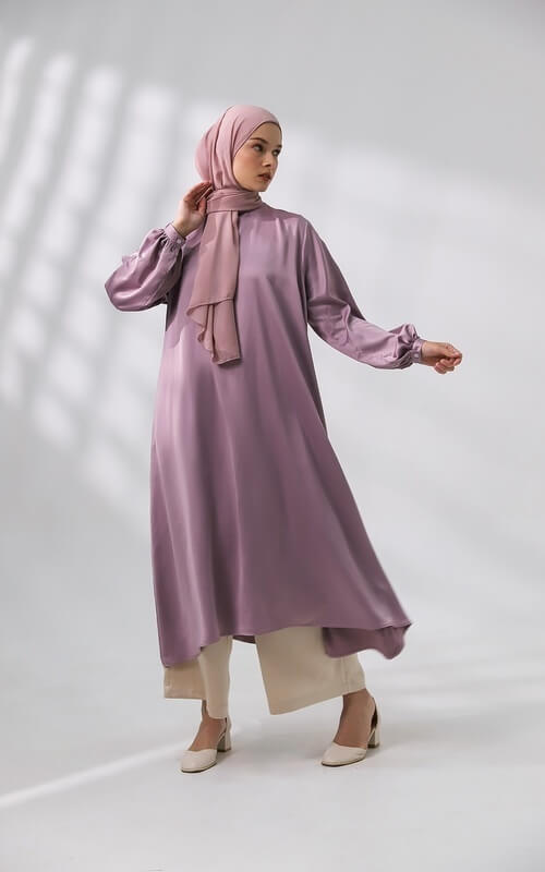 Tunik Satin Warna Ungu dengan Hijab Sifon