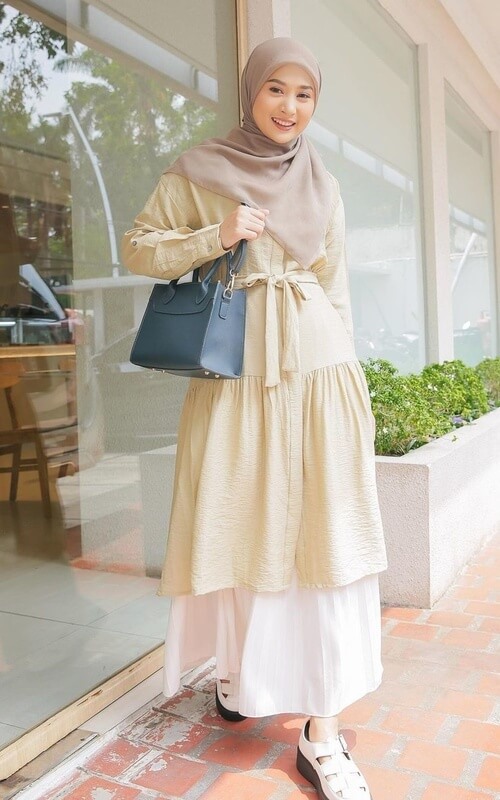Tunik Cream dengan Aksen Belt
